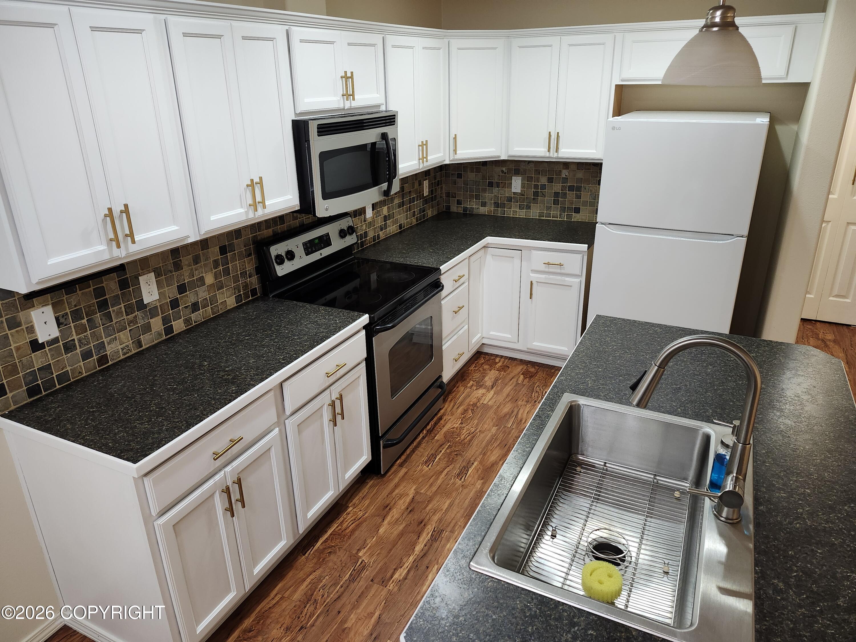 2431 Hillbrook Circle Property Photo 3