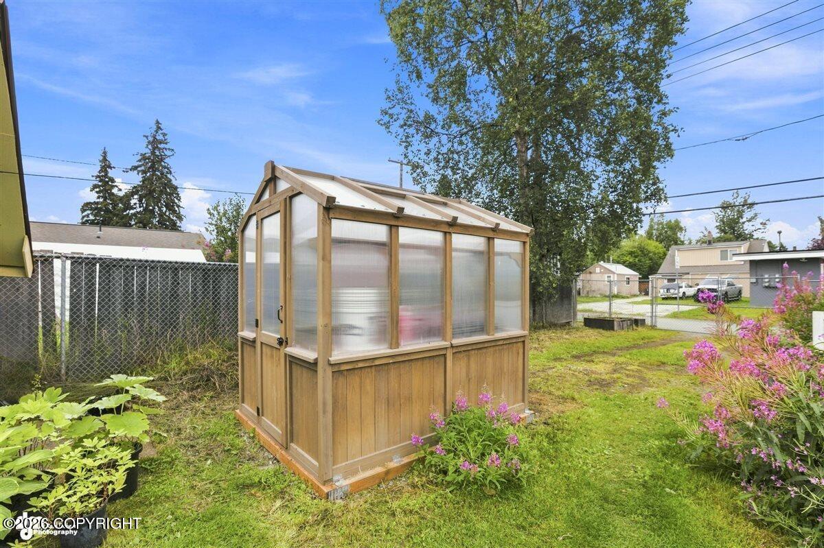 1000 E 10th Avenue Property Photo 6