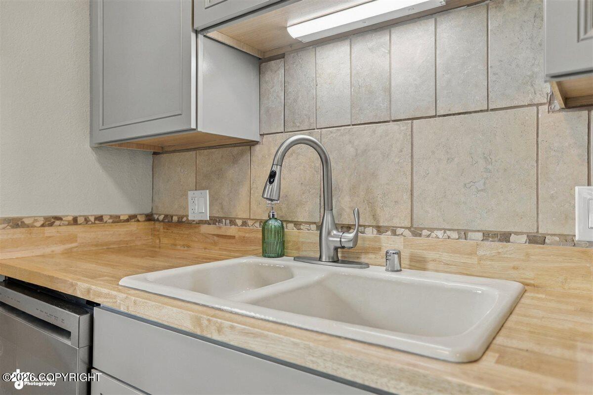7733 Honeysuckle Drive Property Photo 14