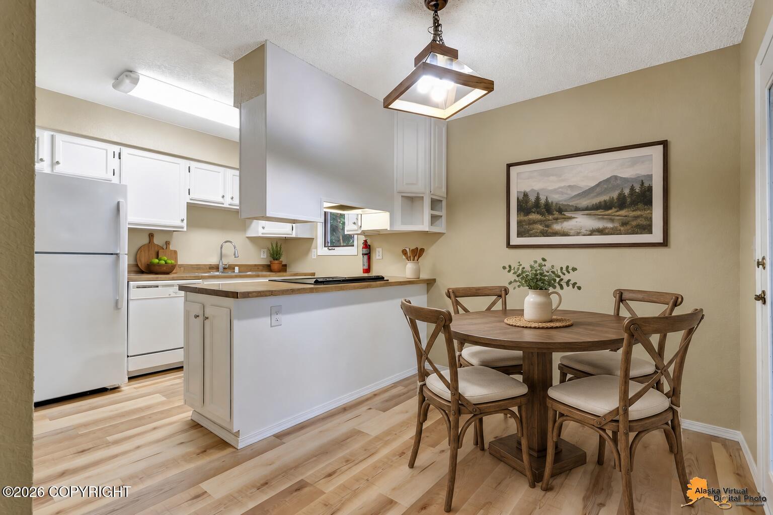 3733 Henderson Loop Property Photo 5