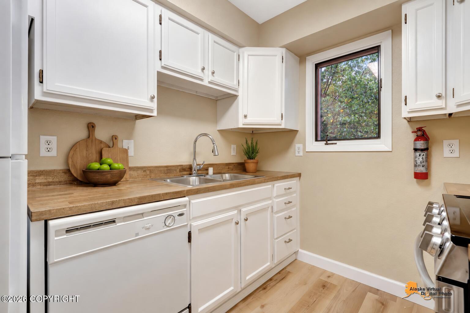 3733 Henderson Loop Property Photo 7