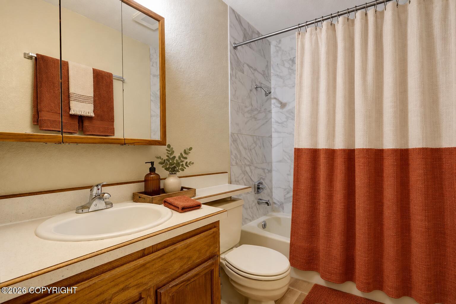 3733 Henderson Loop Property Photo 12