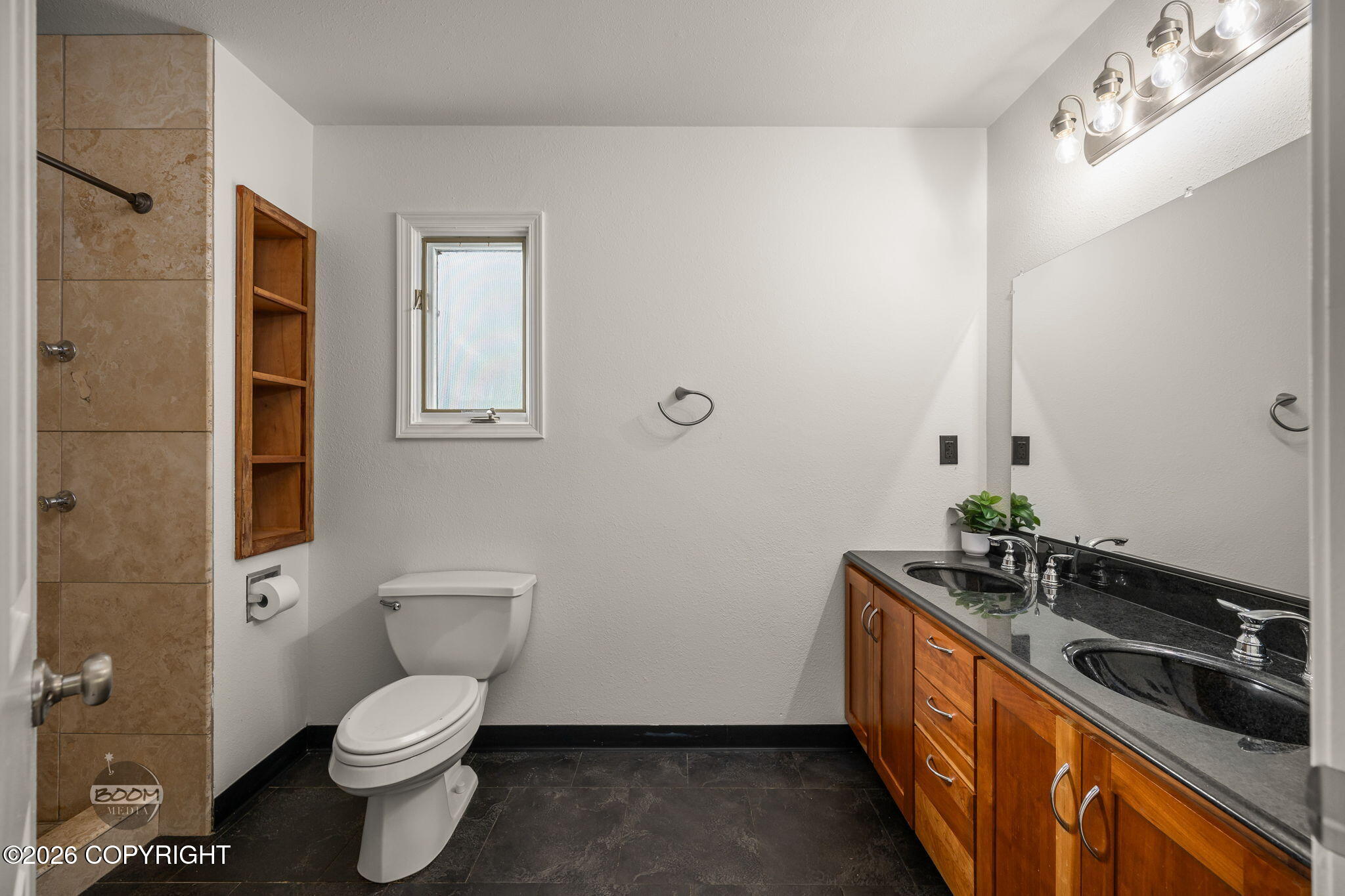 1917 E 58th Avenue Property Photo 9