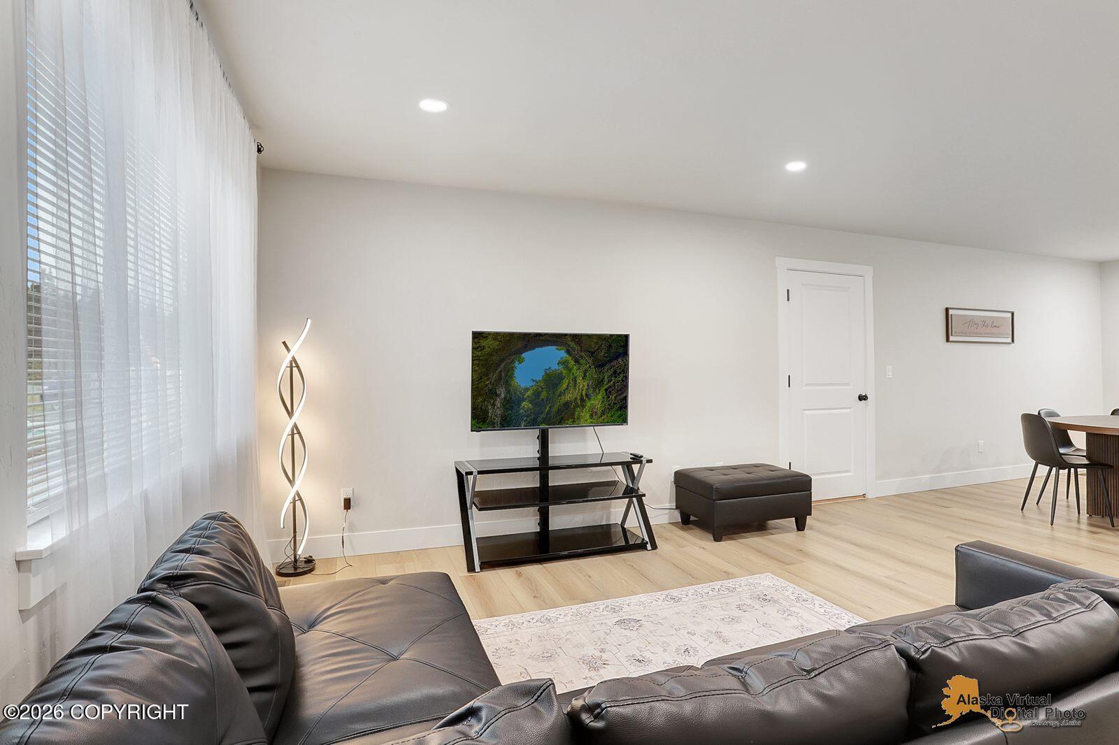 6901 W Queen Anne Avenue Property Photo 4