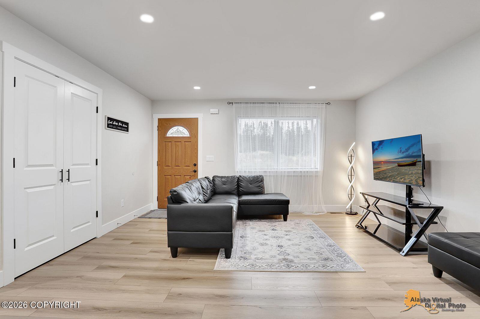 6901 W Queen Anne Avenue Property Photo 6