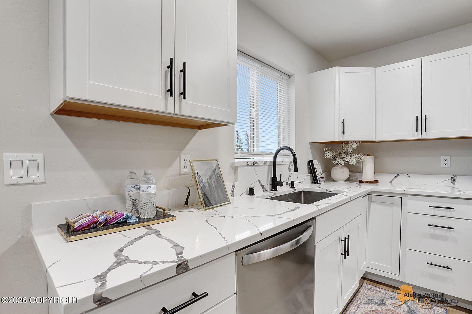 6901 W Queen Anne Avenue Property Photo 10