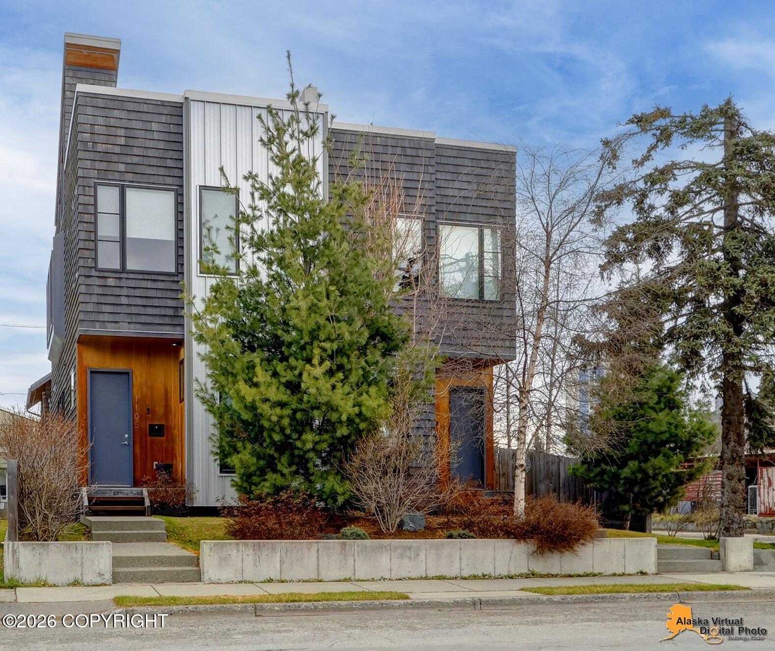 1105 W 11th Avenue Property Photo 1