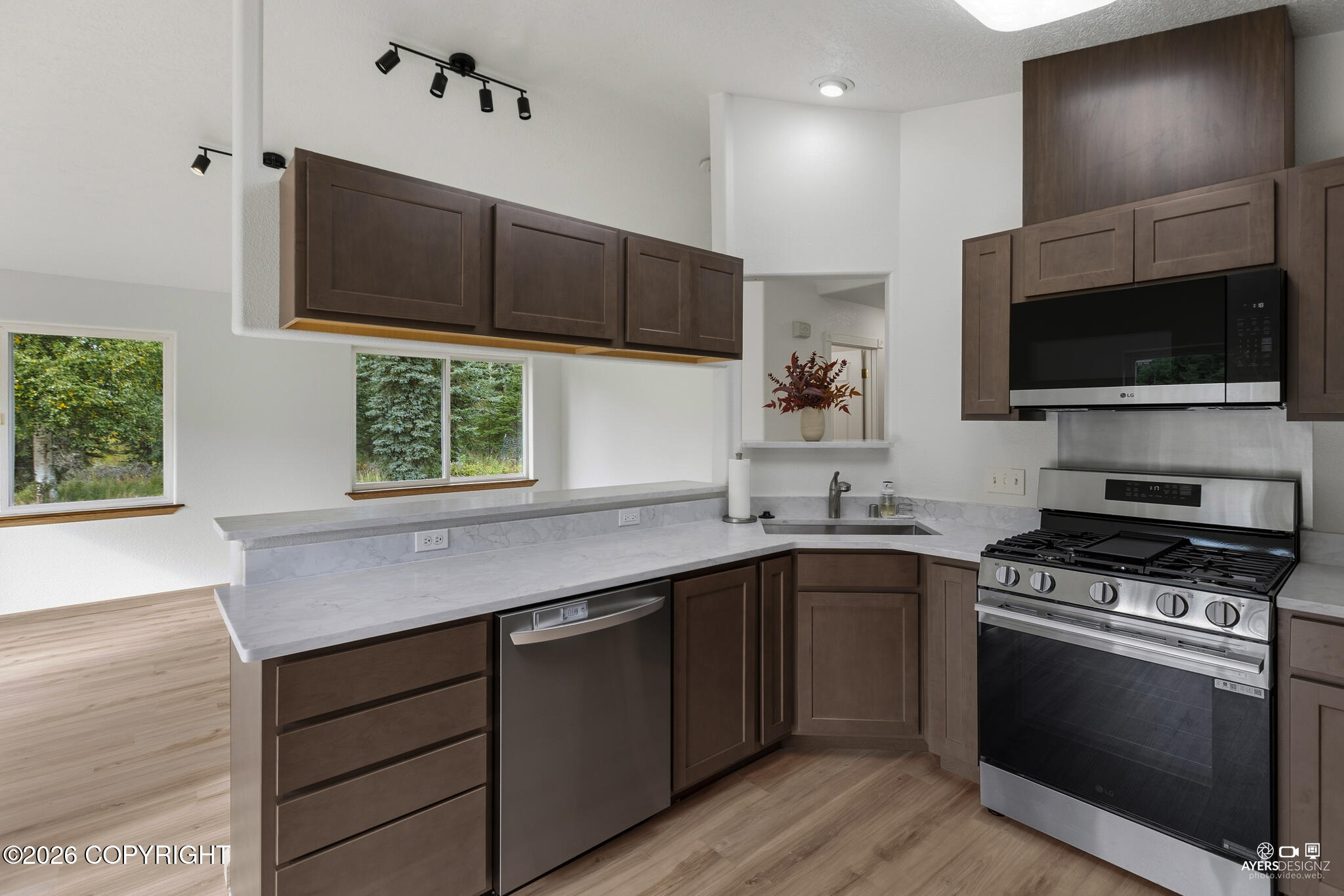 530 W Riverview Avenue Property Photo 3