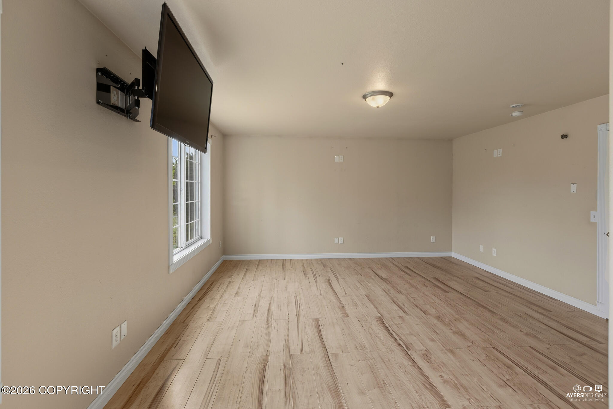 530 W Riverview Avenue Property Photo 30