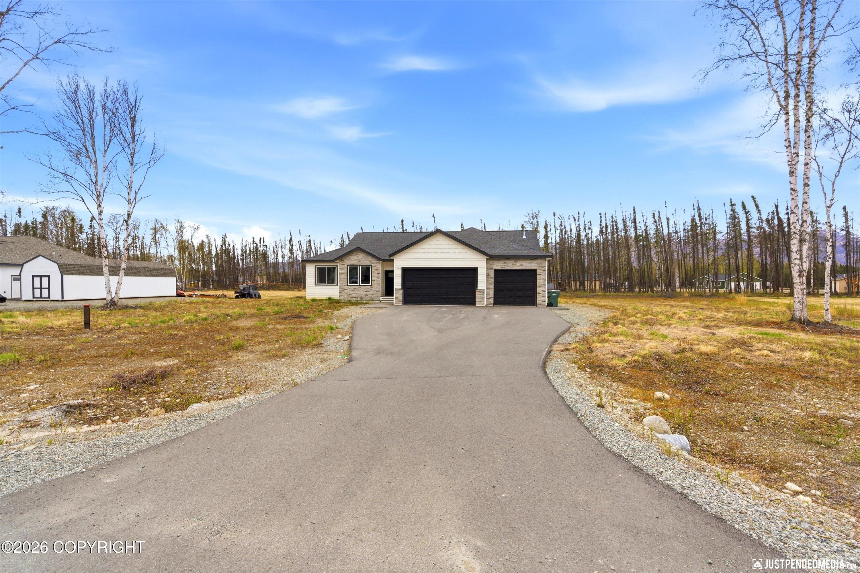 703 W Birdnest Drive Property Photo 2