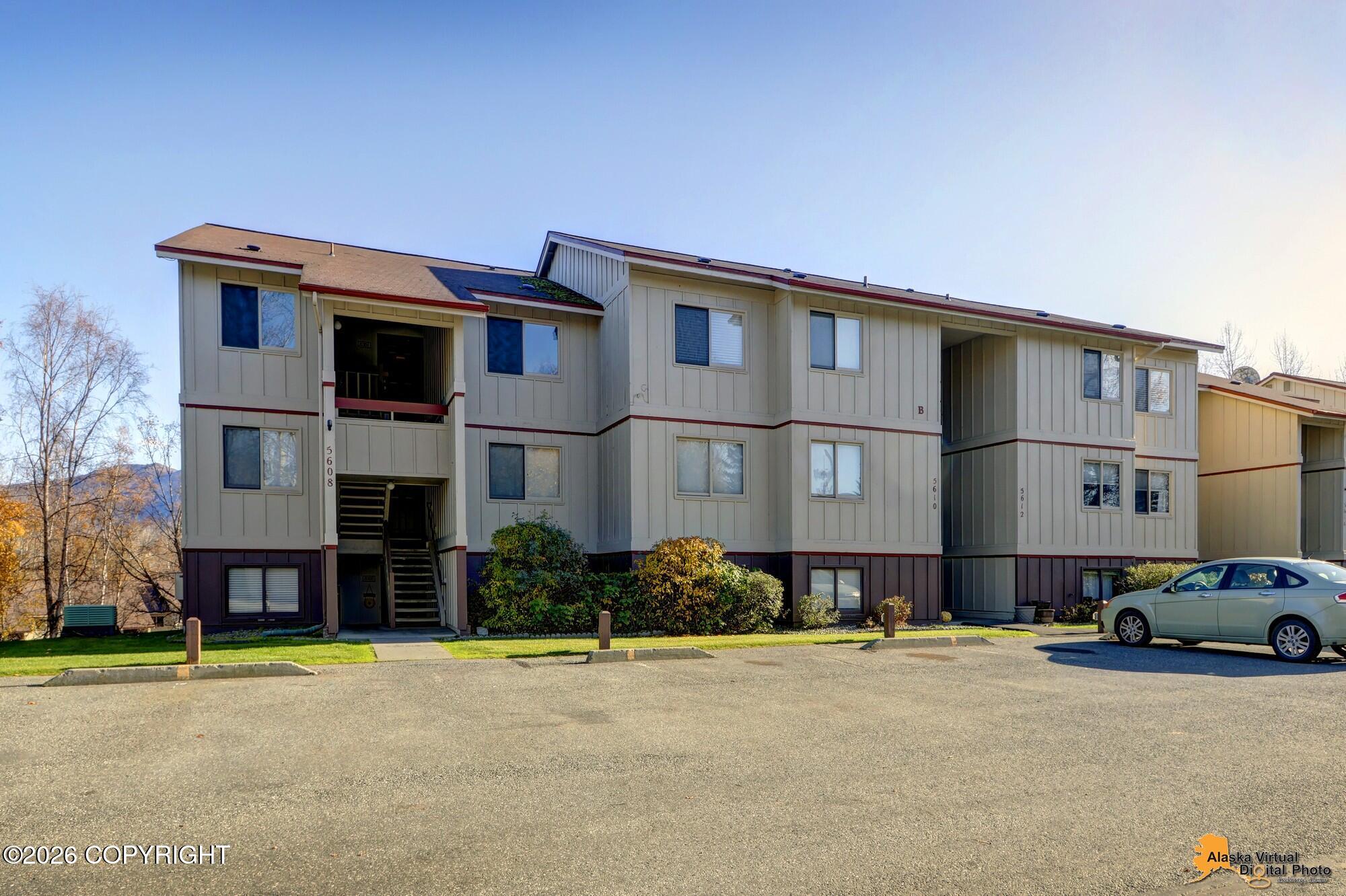 5608 E 40th Avenue #B301 Property Photo 1