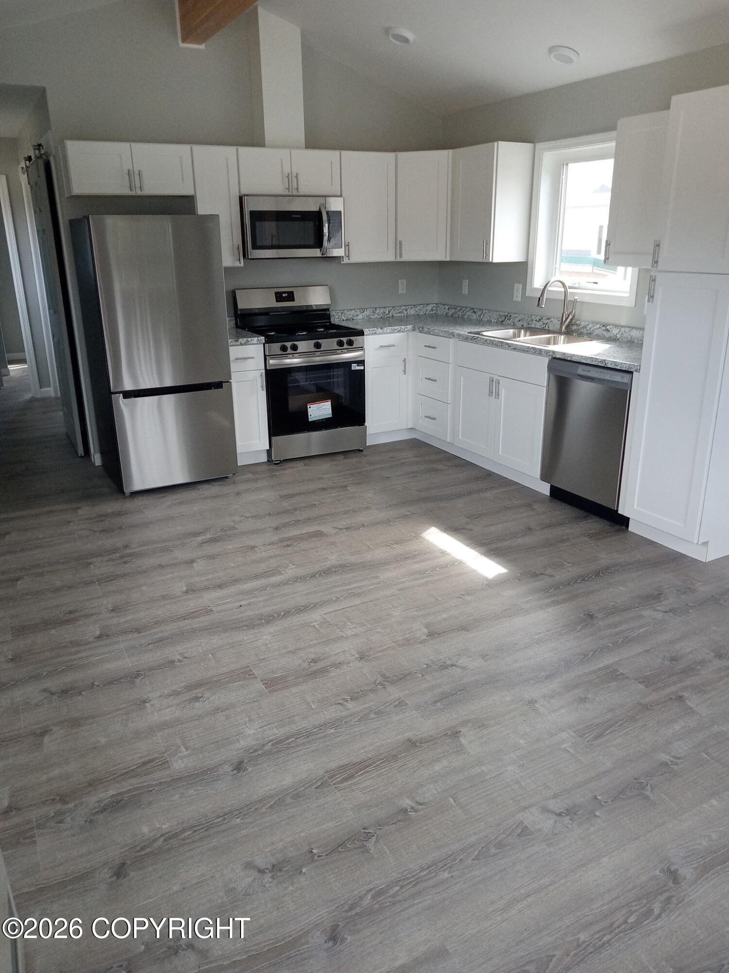 995 E Roald Avenue Property Photo 2