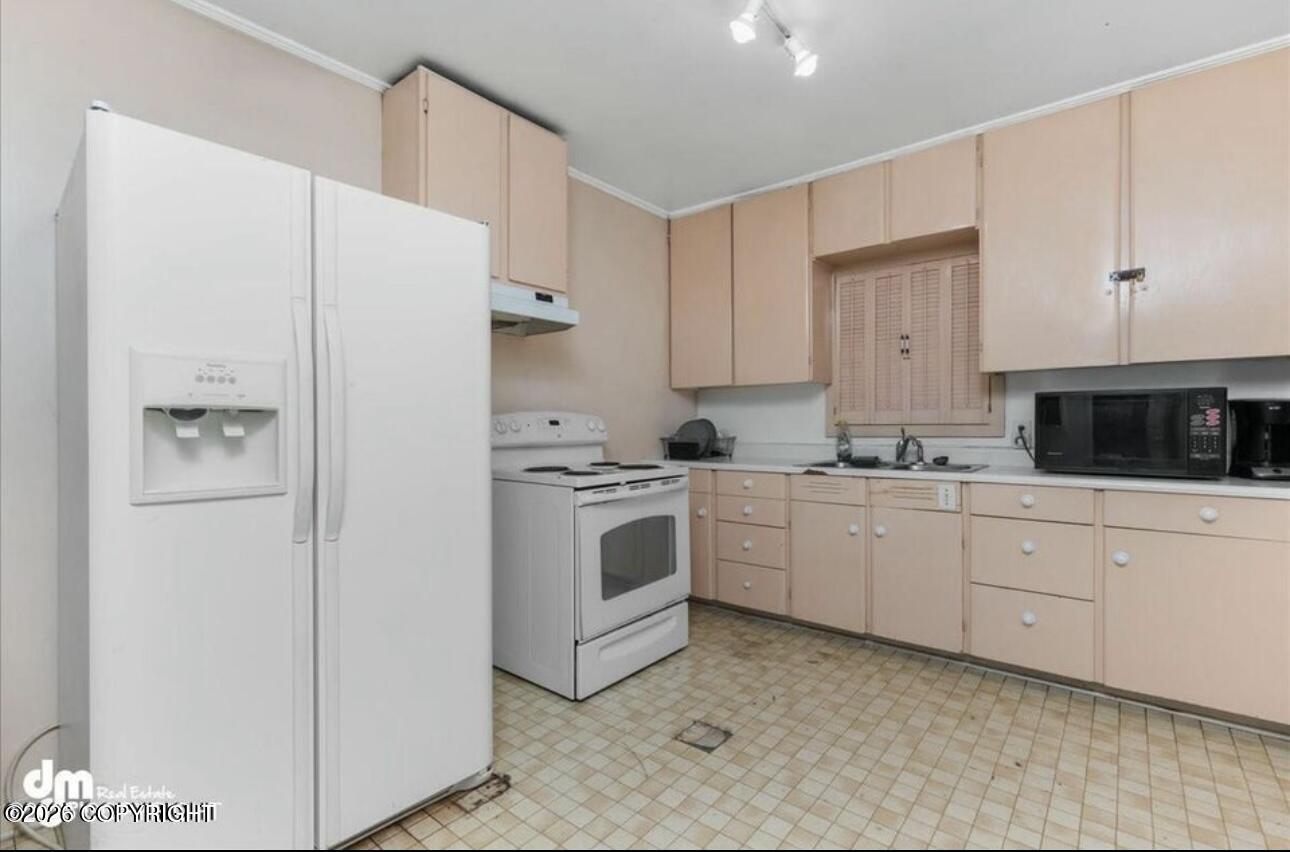 1102 W 29th Place Property Photo 10
