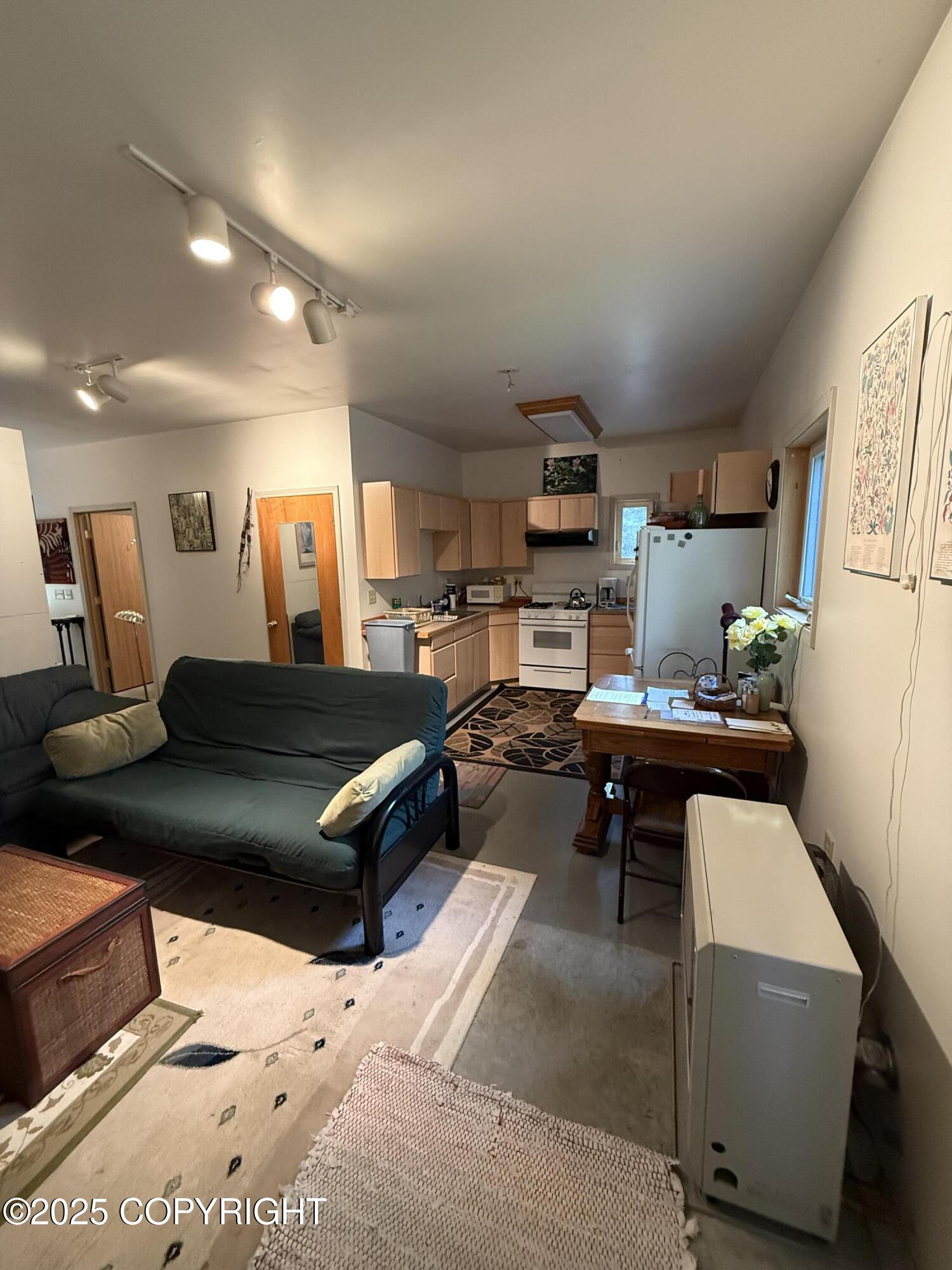 000 Silver Spring Loop Road Property Photo 15