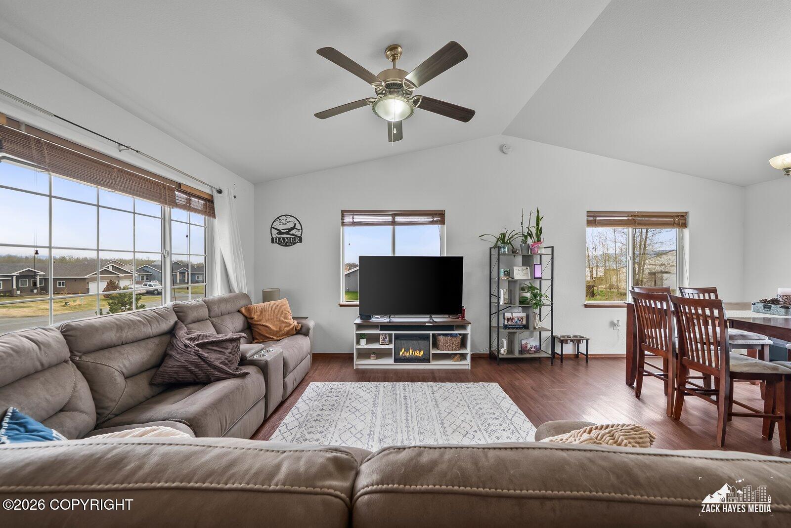 1175 N Angus Loop Property Photo 13