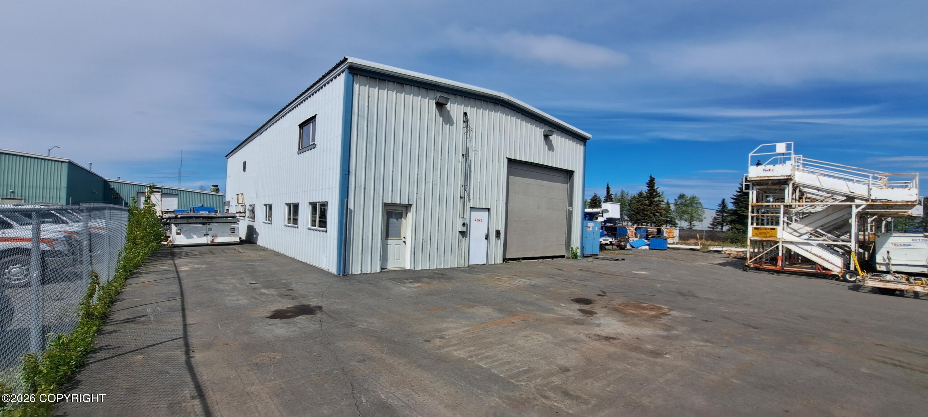 4923 S Aircraft Drive Property Photo 1