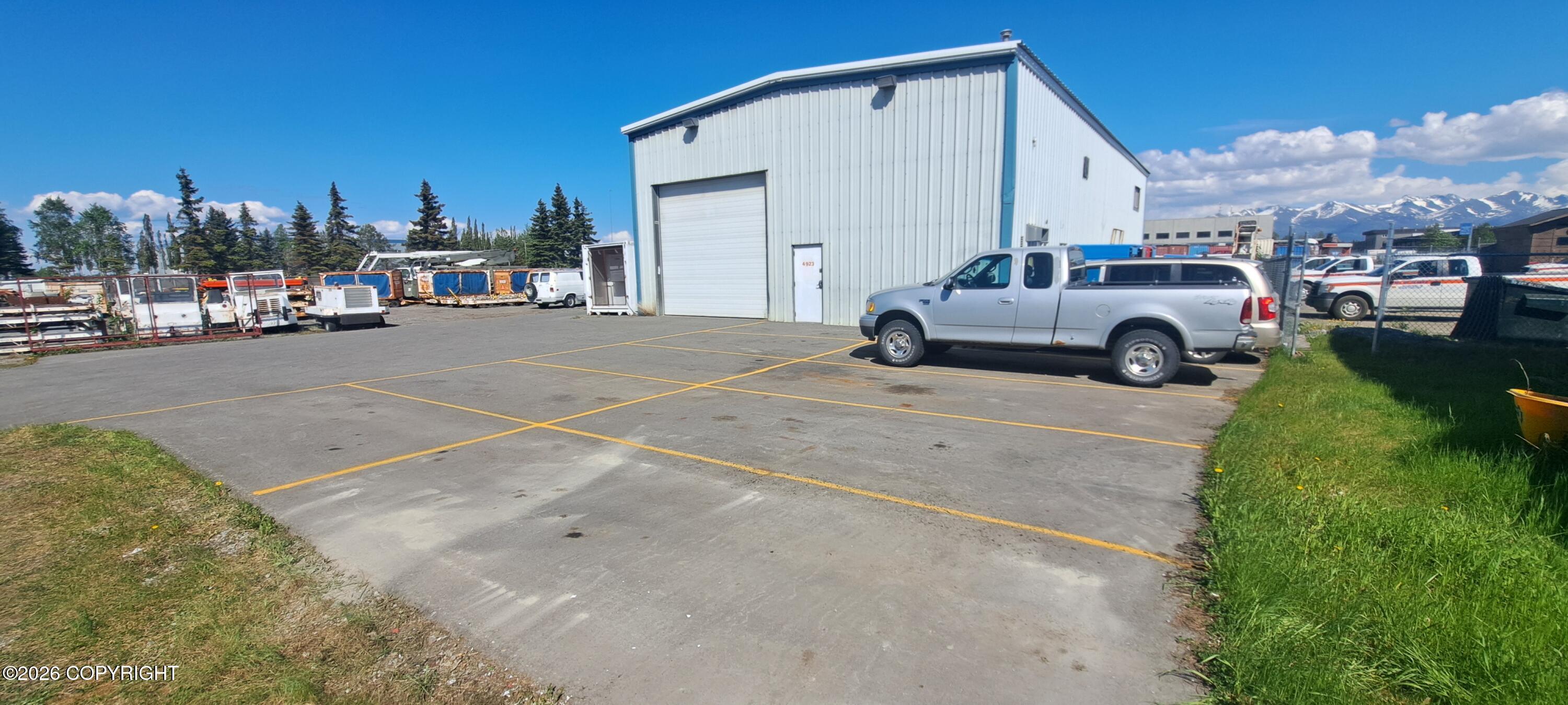 4923 S Aircraft Drive Property Photo 3