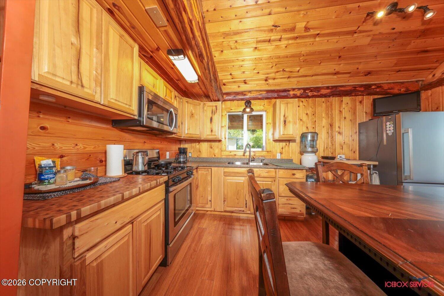 6240 N Sunset Drive Property Photo 8