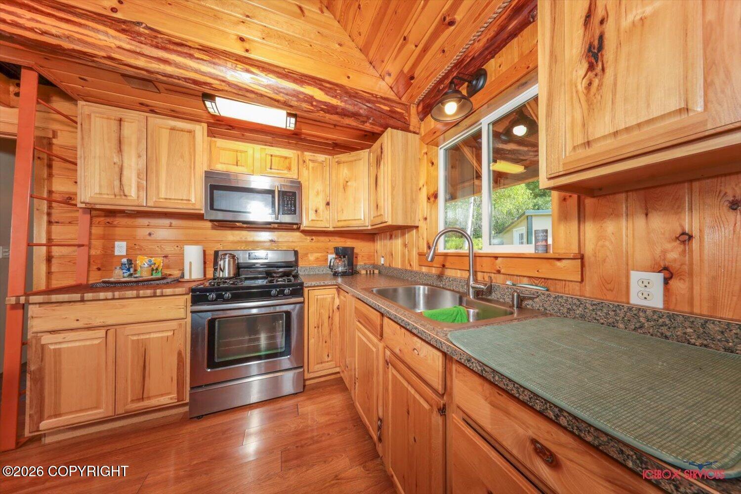 6240 N Sunset Drive Property Photo 9