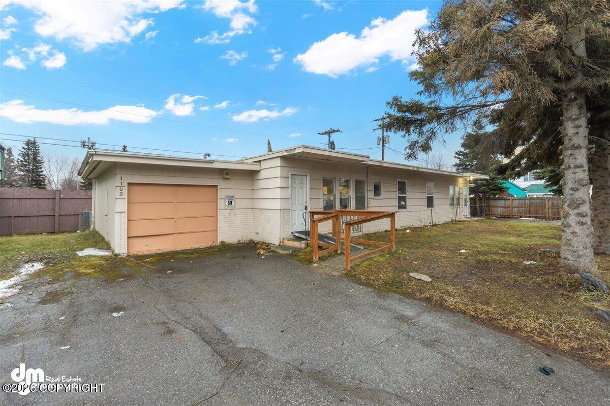 1102 W 29th Place Property Photo 3