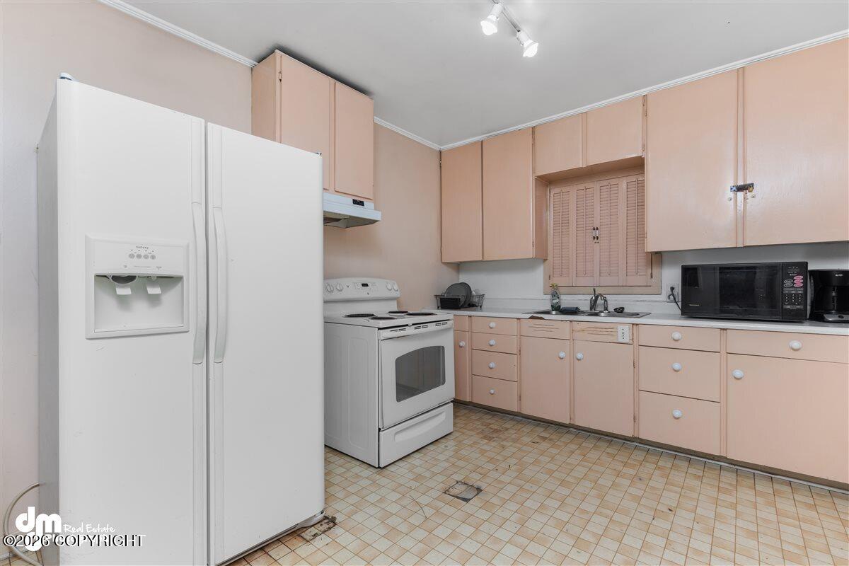 1102 W 29th Place Property Photo 8