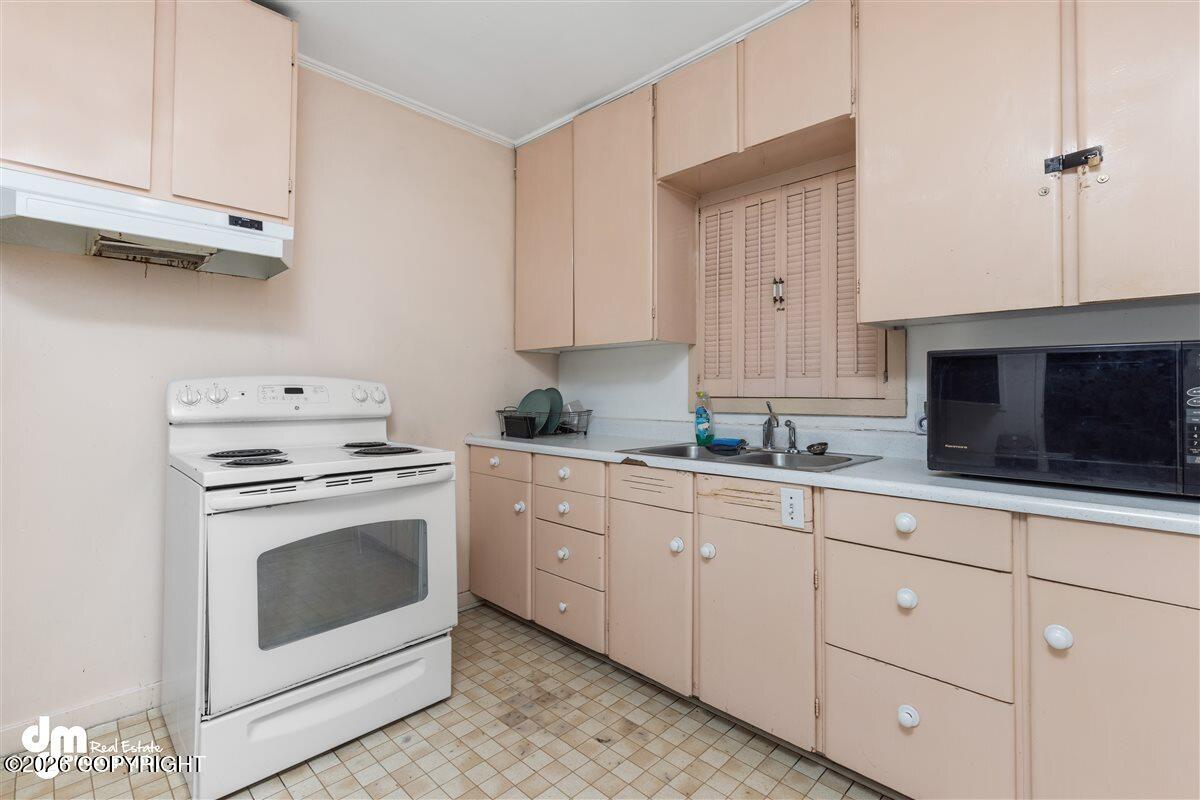 1102 W 29th Place Property Photo 10