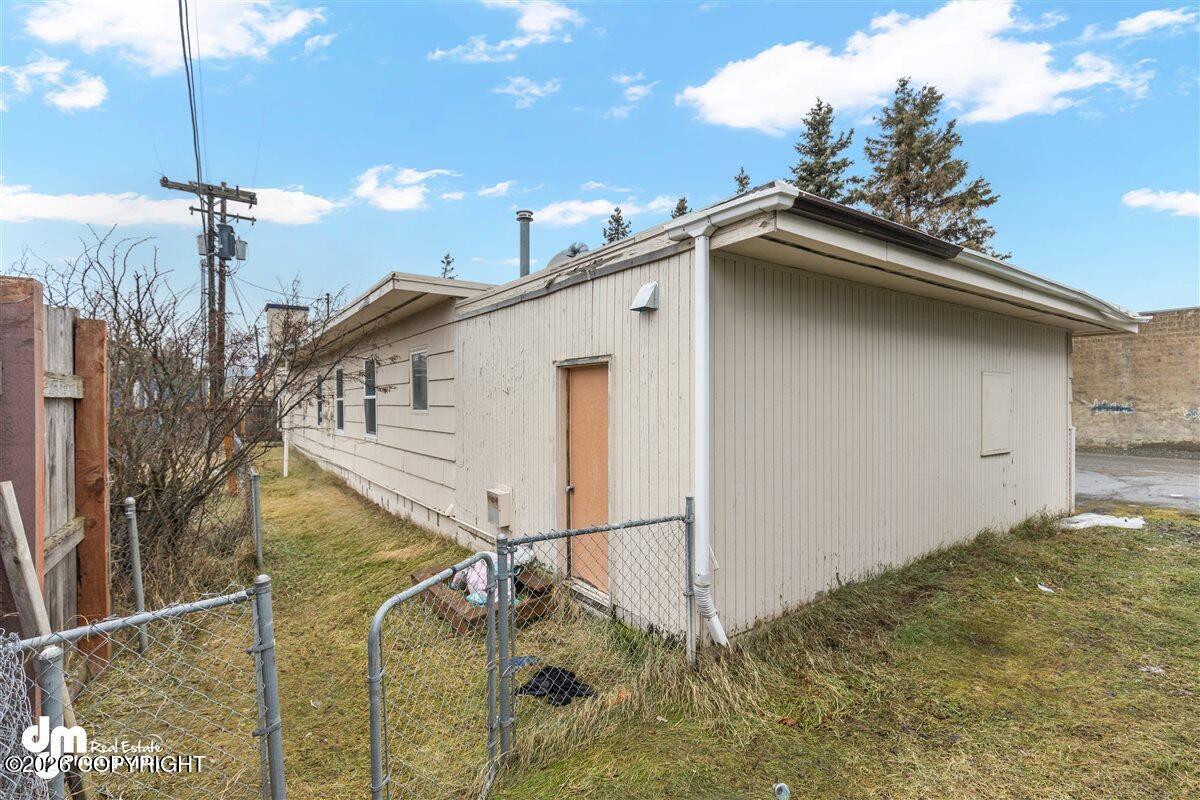 1102 W 29th Place Property Photo 23