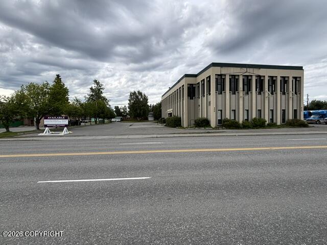 1010 W Fireweed Lane Property Photo 4