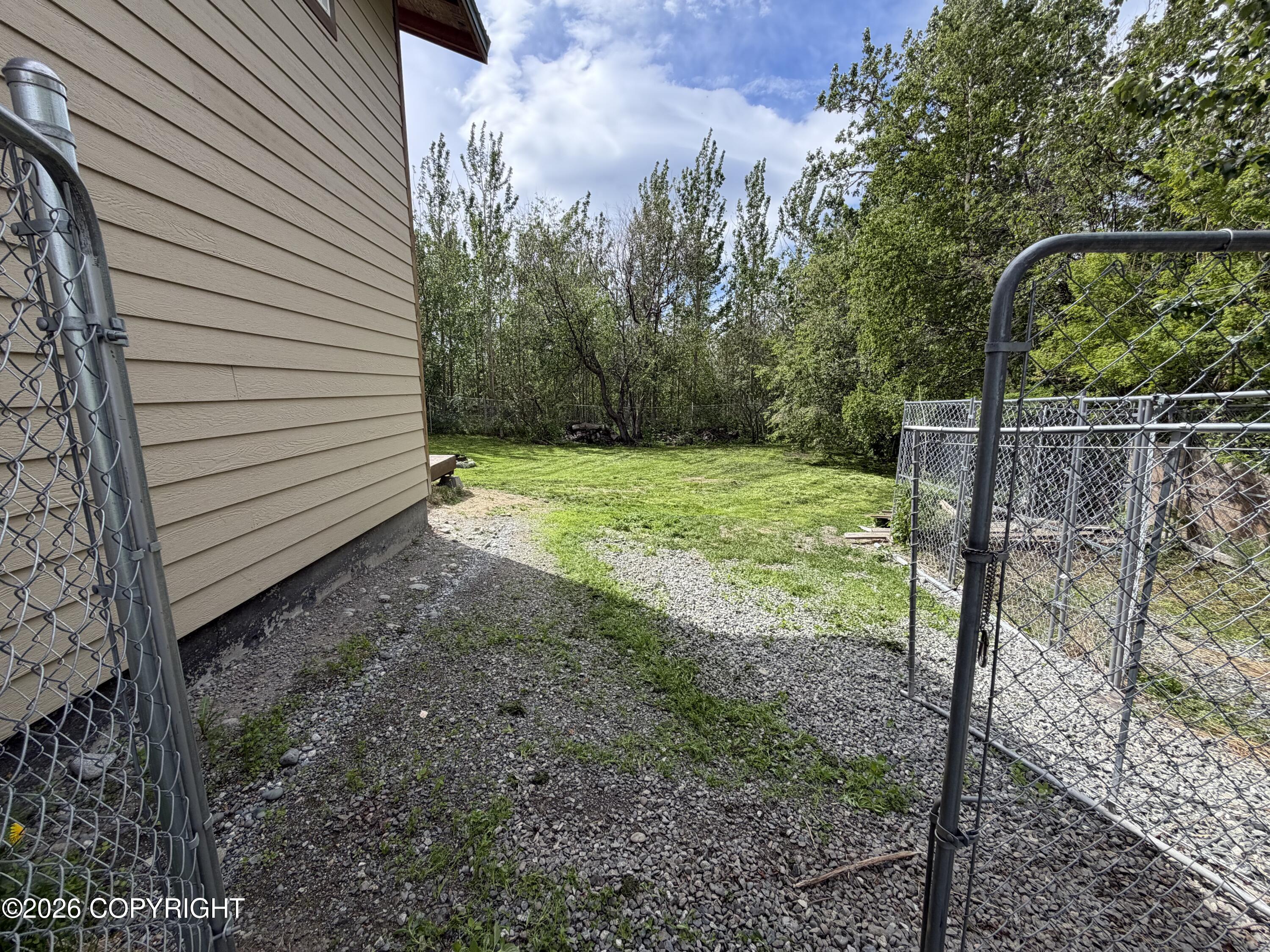 810 N Hilltop Drive Property Photo 3
