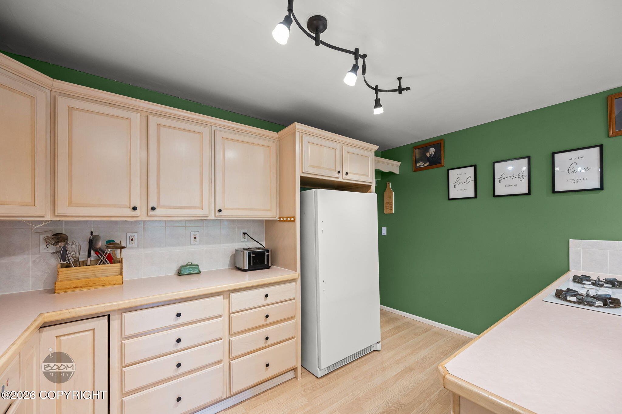 22432 Glacier View Drive Property Photo 6
