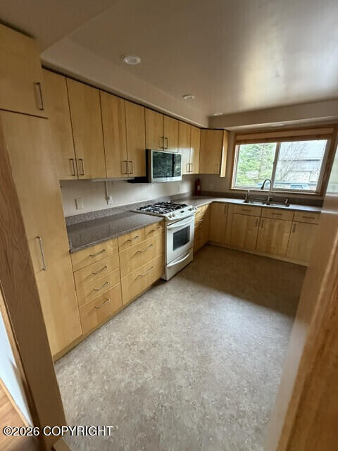 9253 Gee Street Property Photo 7