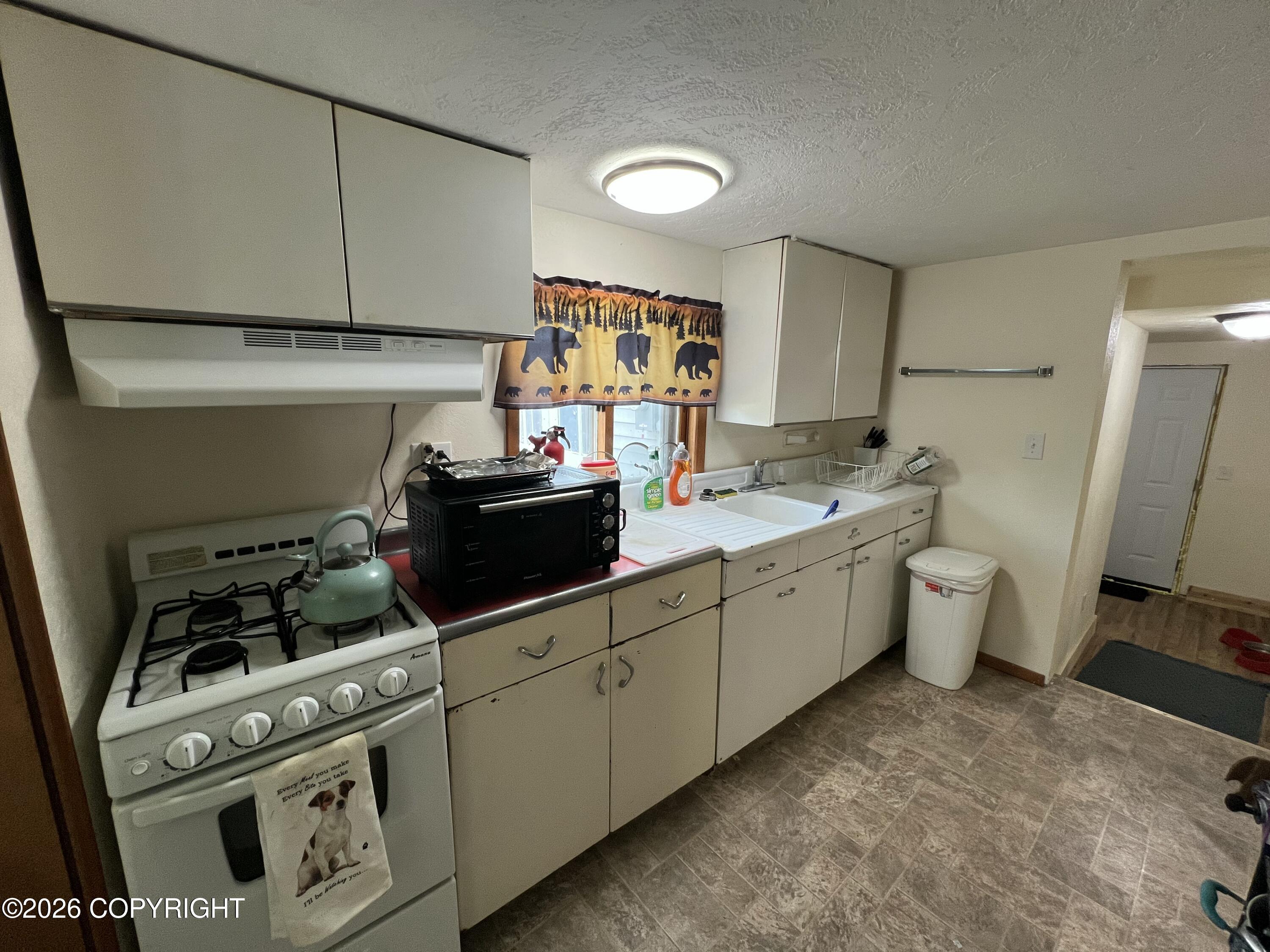 1315.5 Alaska Highway Property Photo 8