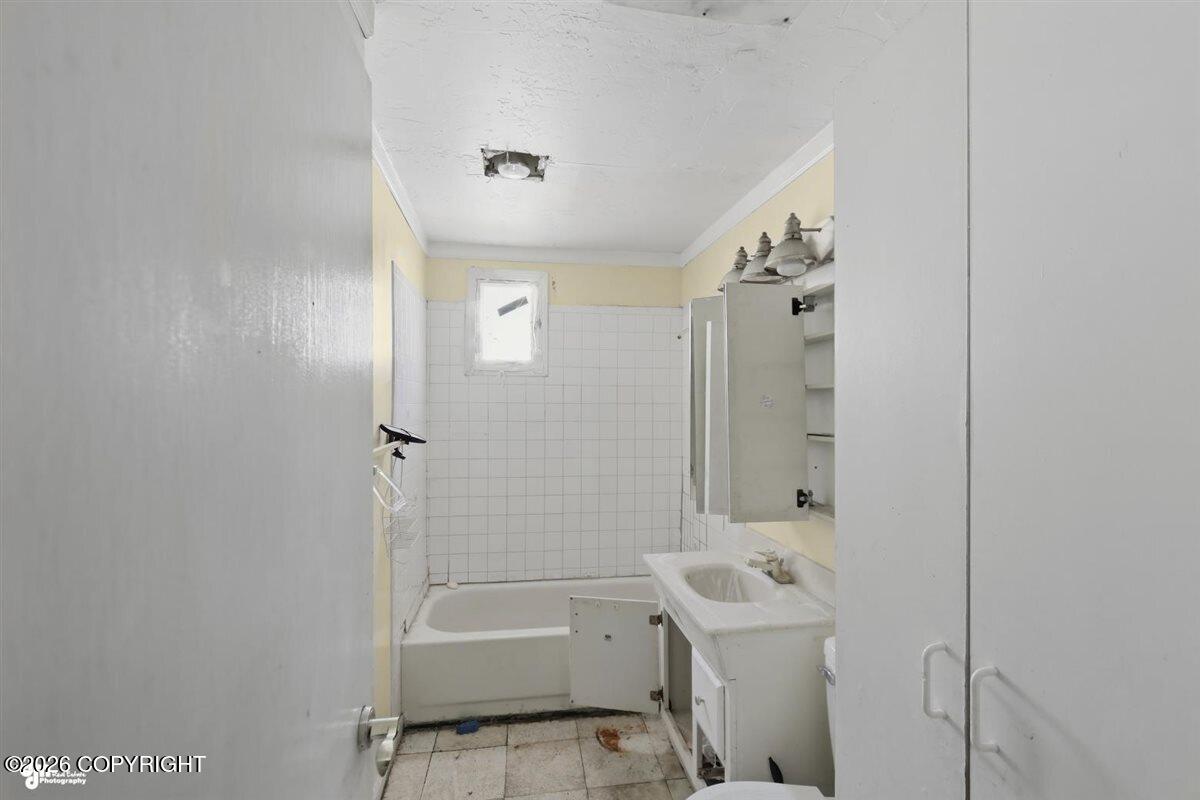 6741 E 12th Avenue Property Photo 10