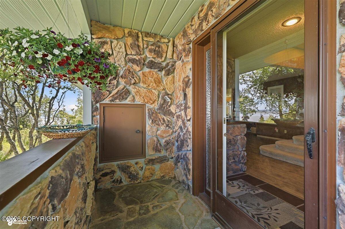1517 Toyon Way Property Photo 9