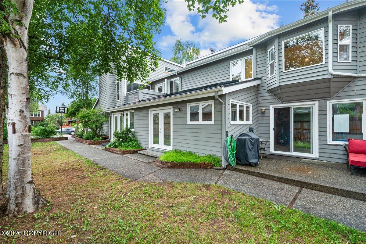 2261 Belmont Drive Property Photo 3