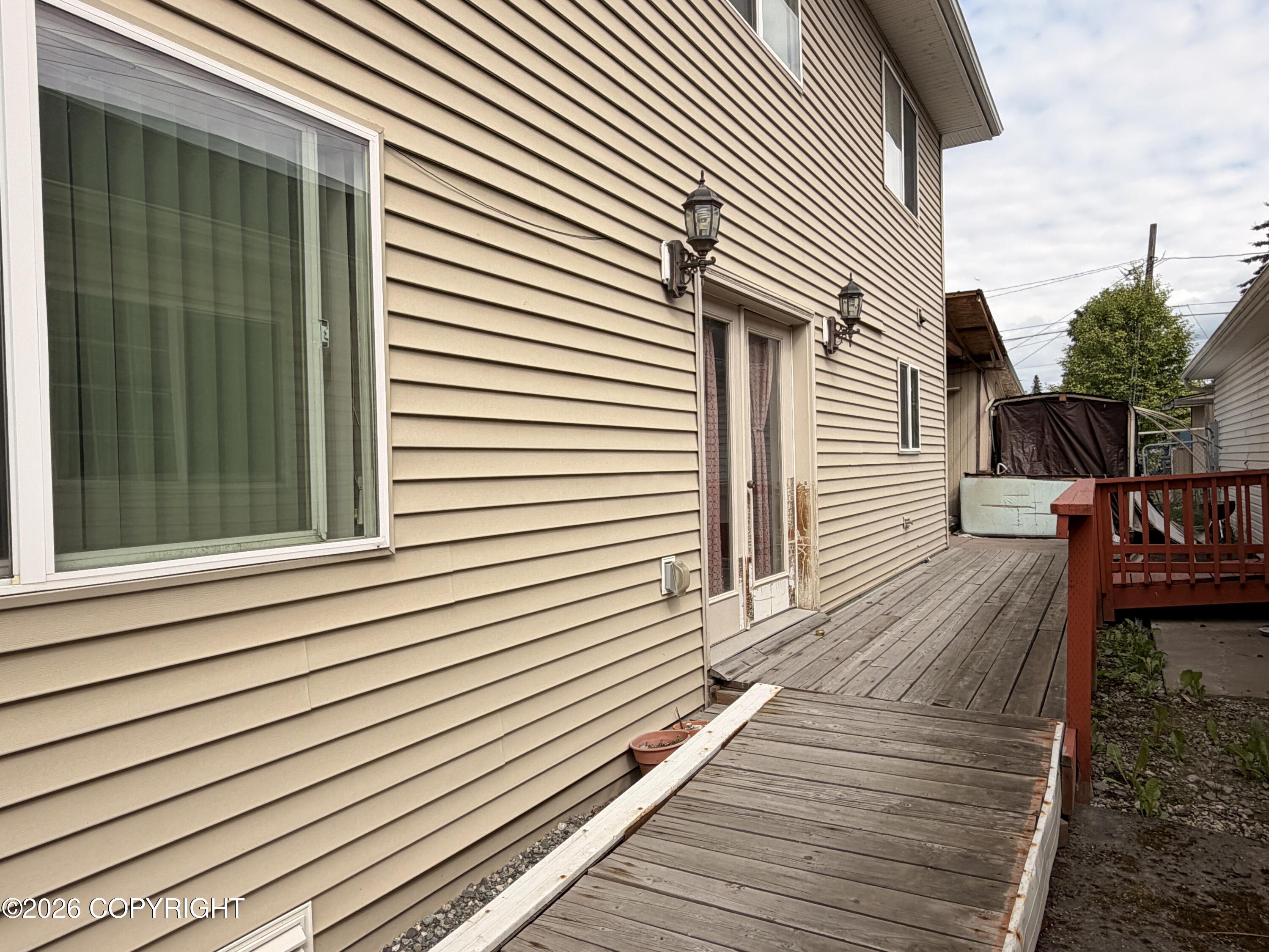 285 Flower Street Property Photo 2