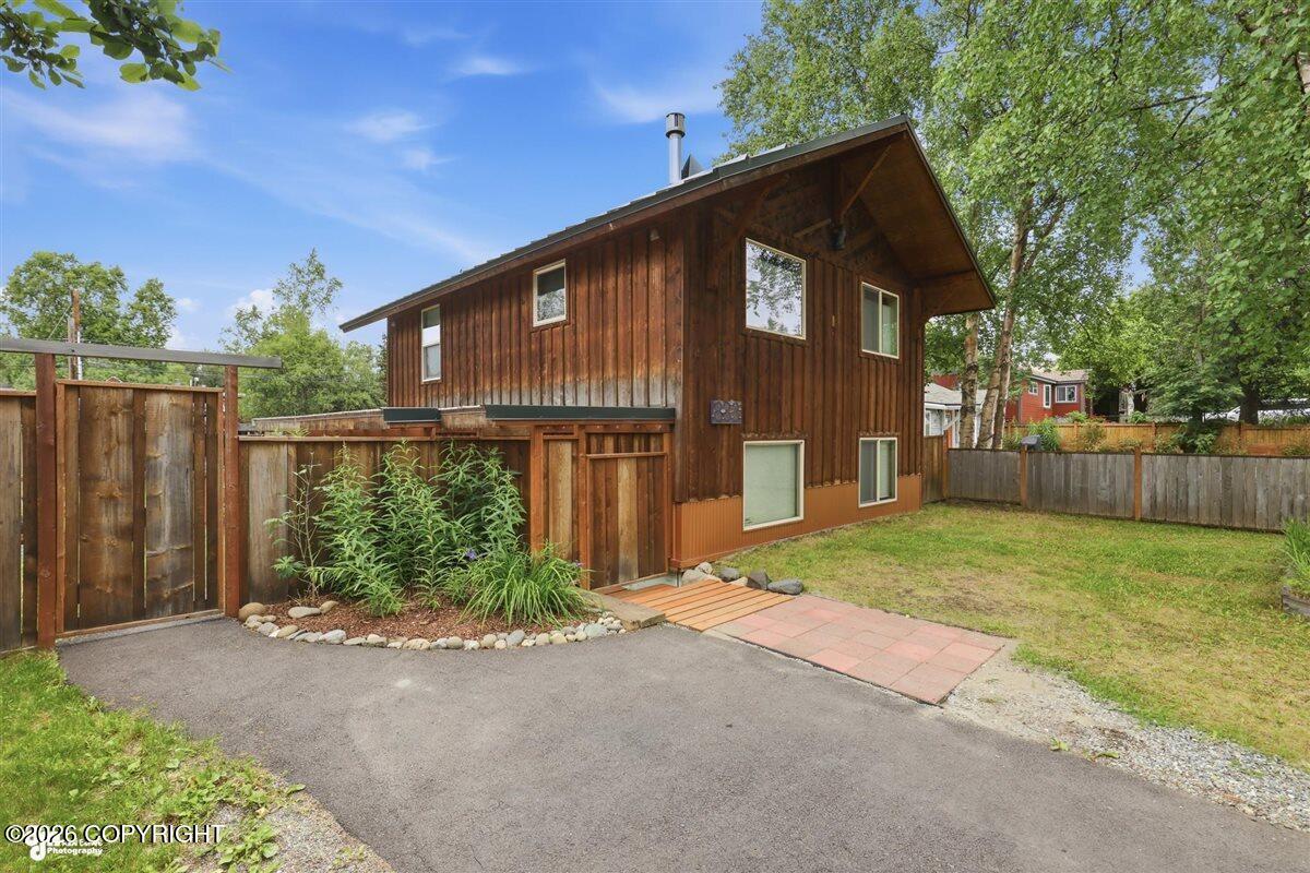 833 W 20th Avenue Property Photo 1