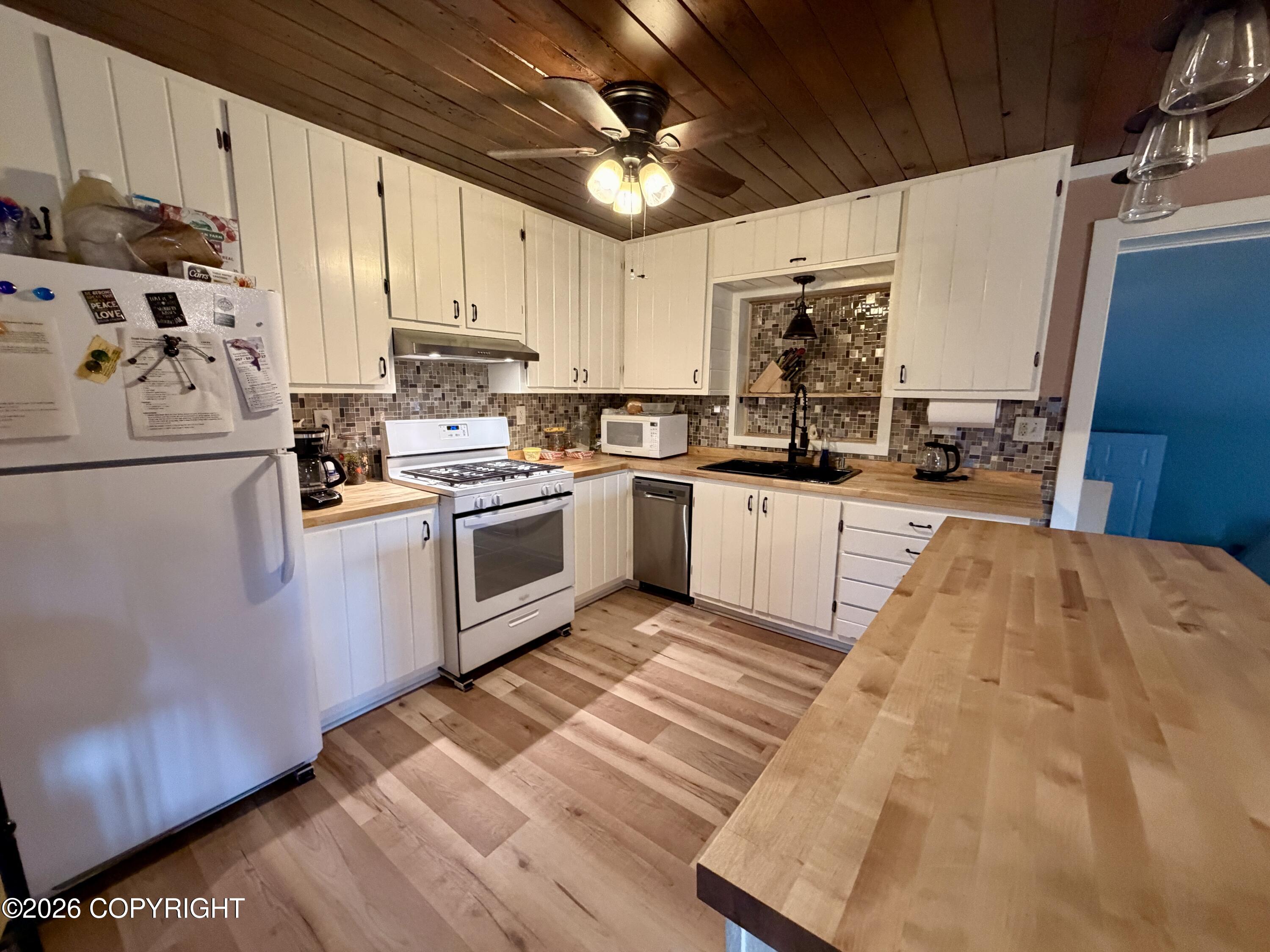 1317.1 Alaska Highway Property Photo 4