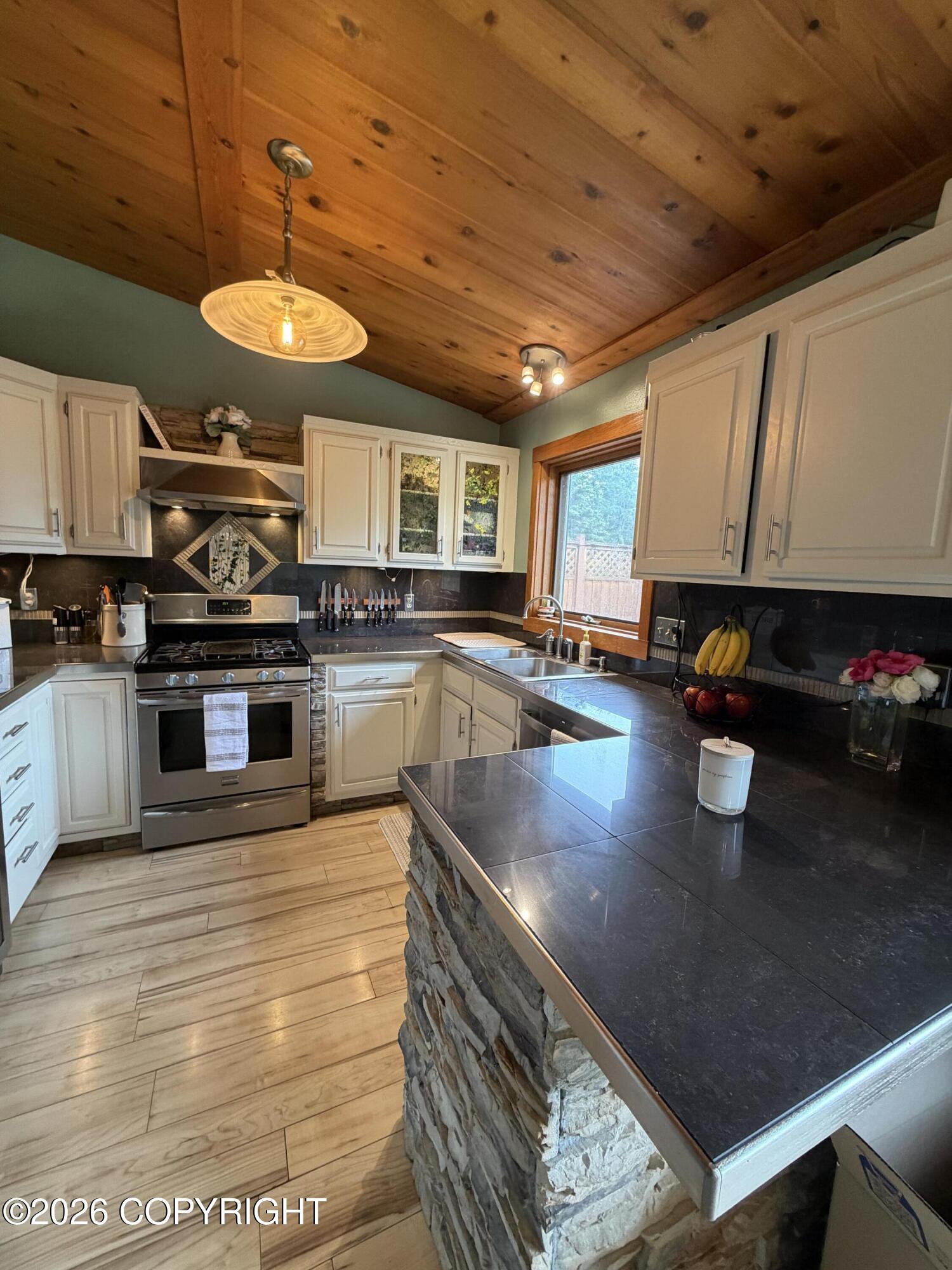 2560 Seine Court Property Photo 3