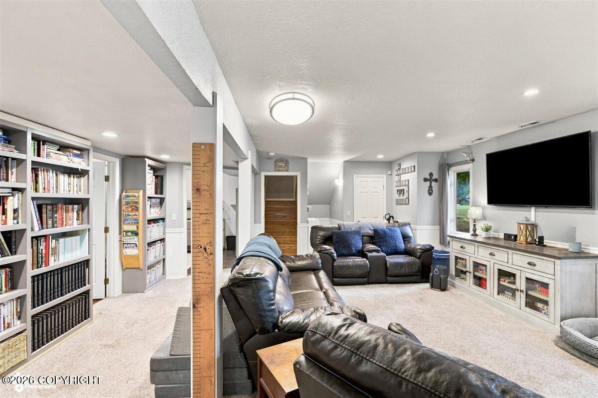19027 Sarichef Loop Property Photo 7
