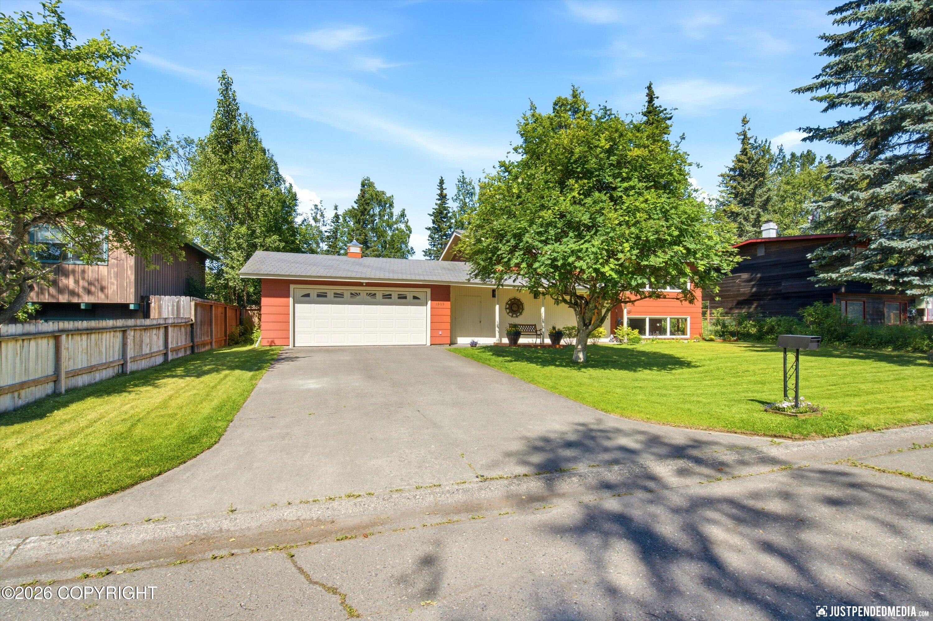 1909 N Salem Drive Property Photo 3