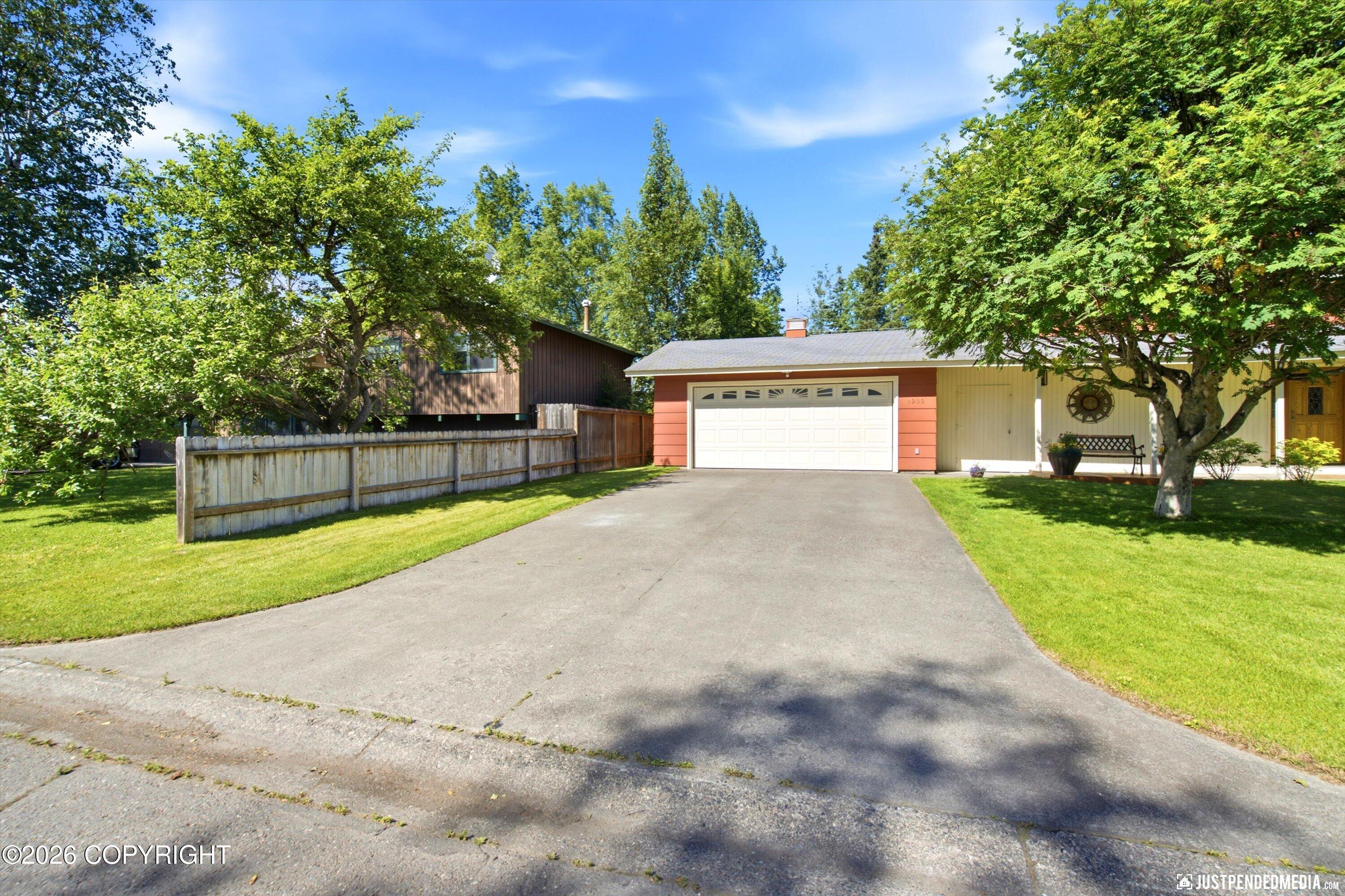 1909 N Salem Drive Property Photo 4