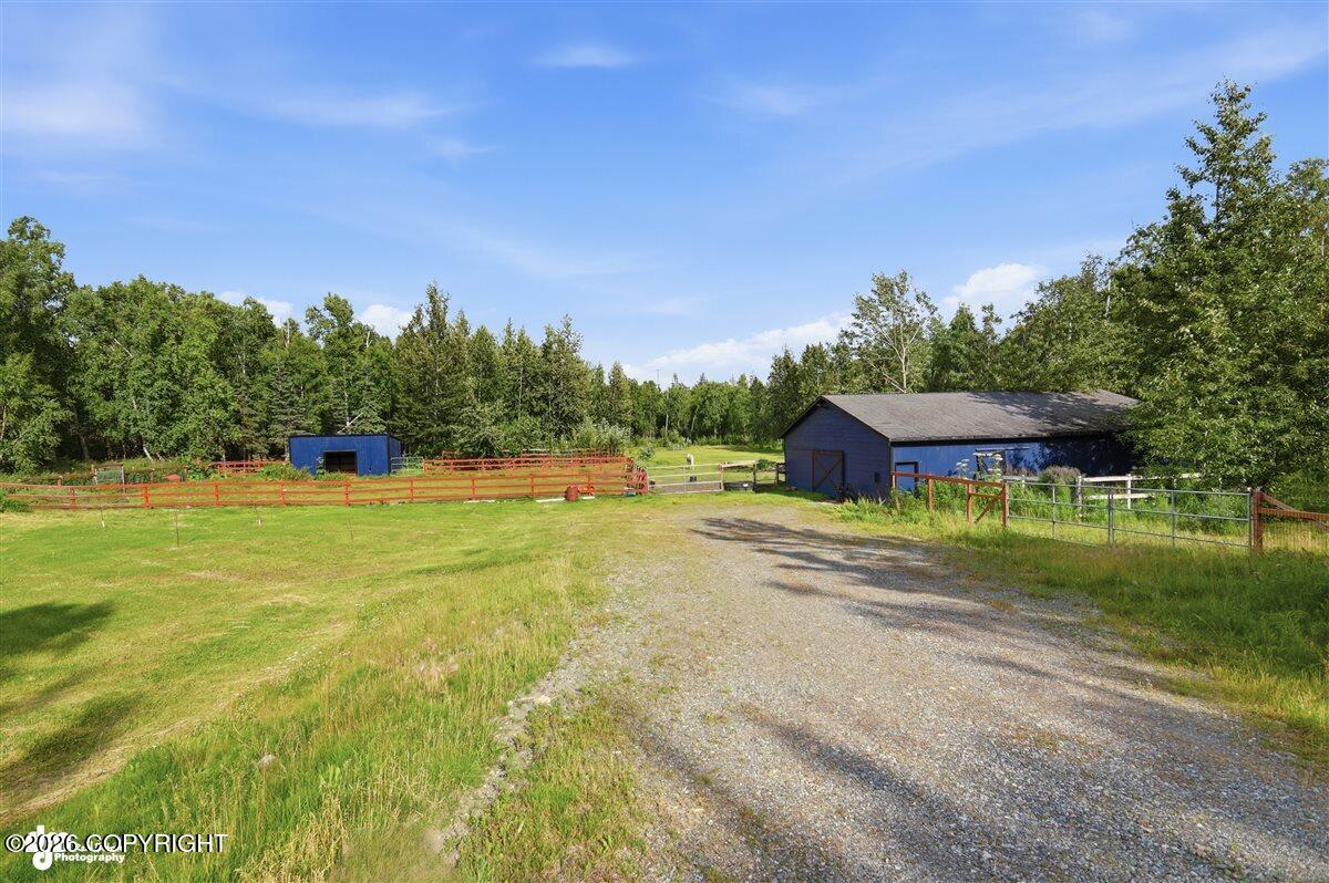 1825 S Creekside Drive Property Photo 3