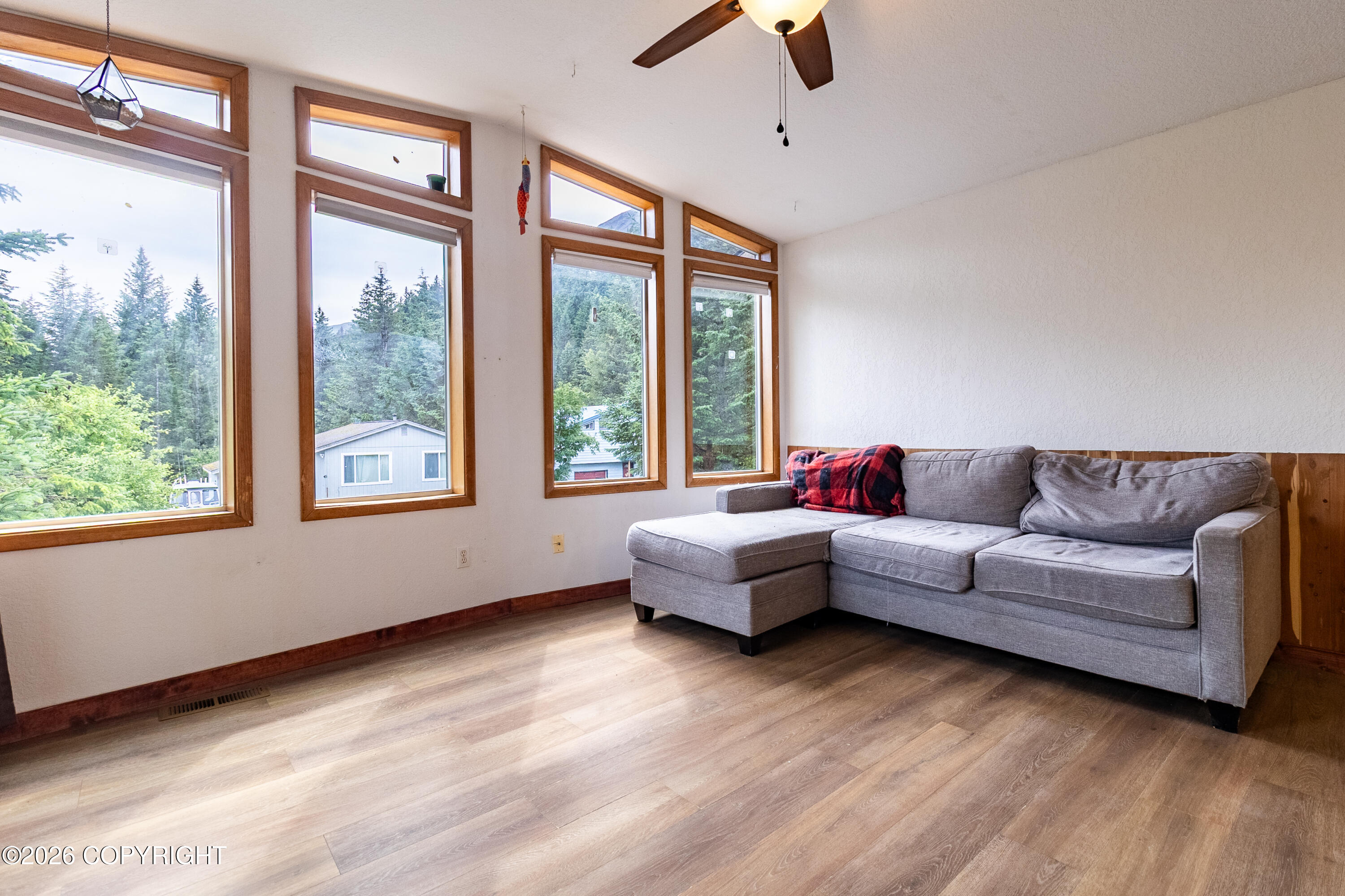 1904 Dora Way Property Photo 3