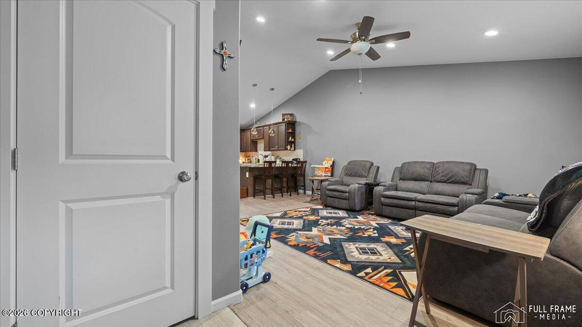 2553 S Davis Road Property Photo 3