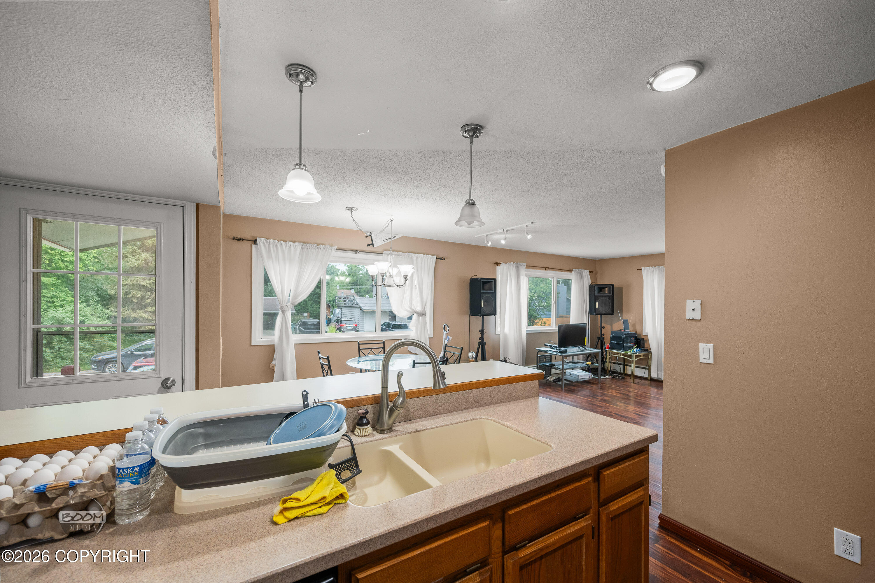 890 Lancaster Drive Property Photo 6