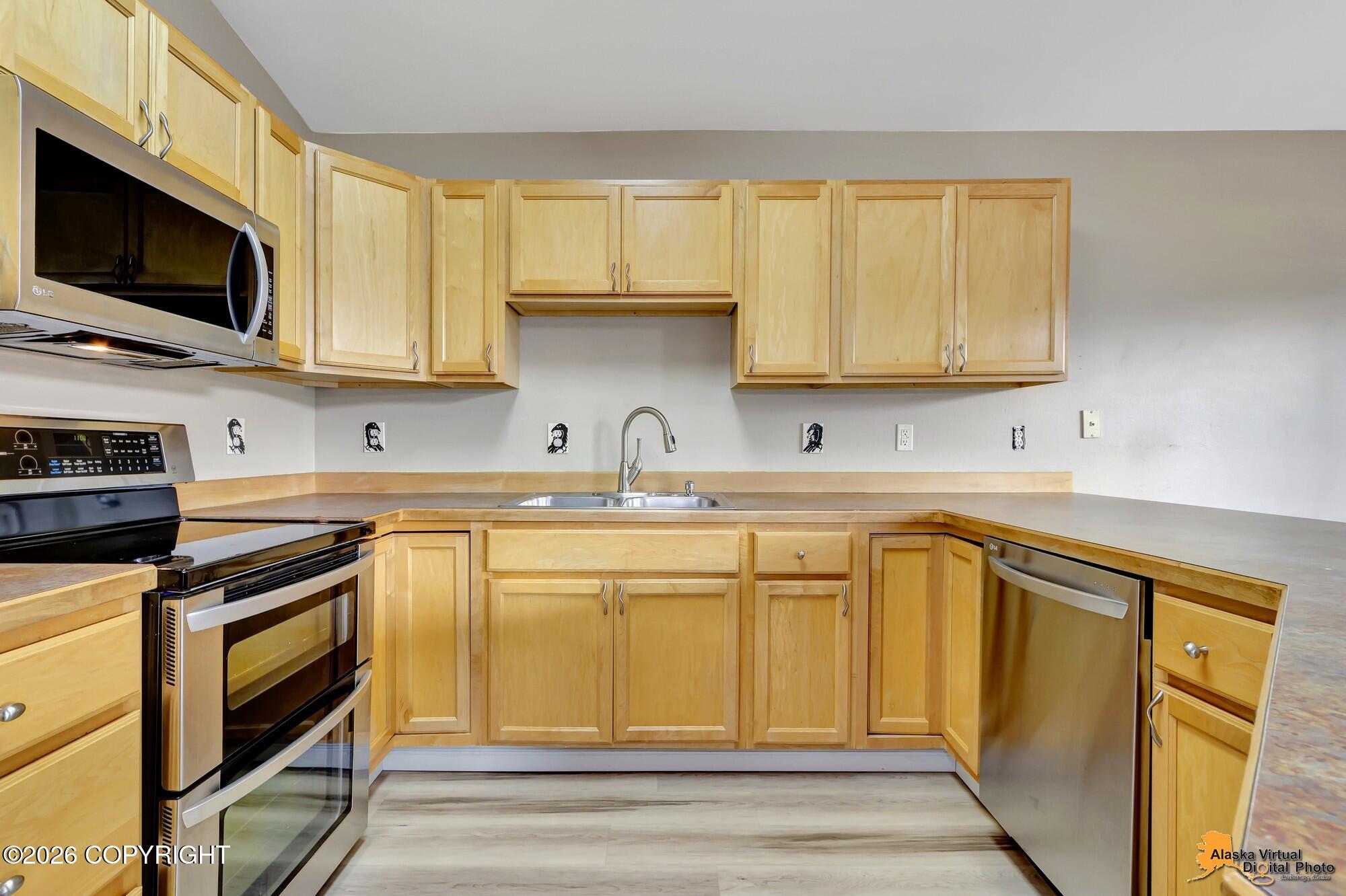 1003 Oakridge Drive Property Photo 9