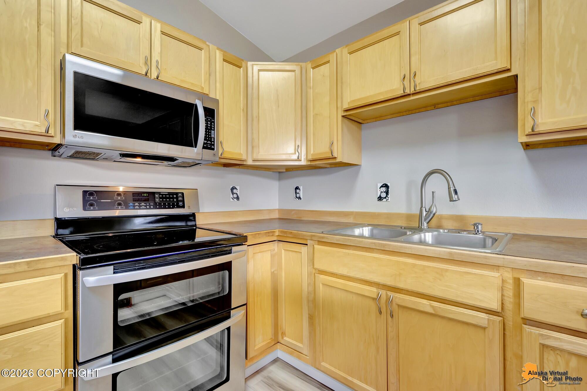 1003 Oakridge Drive Property Photo 12