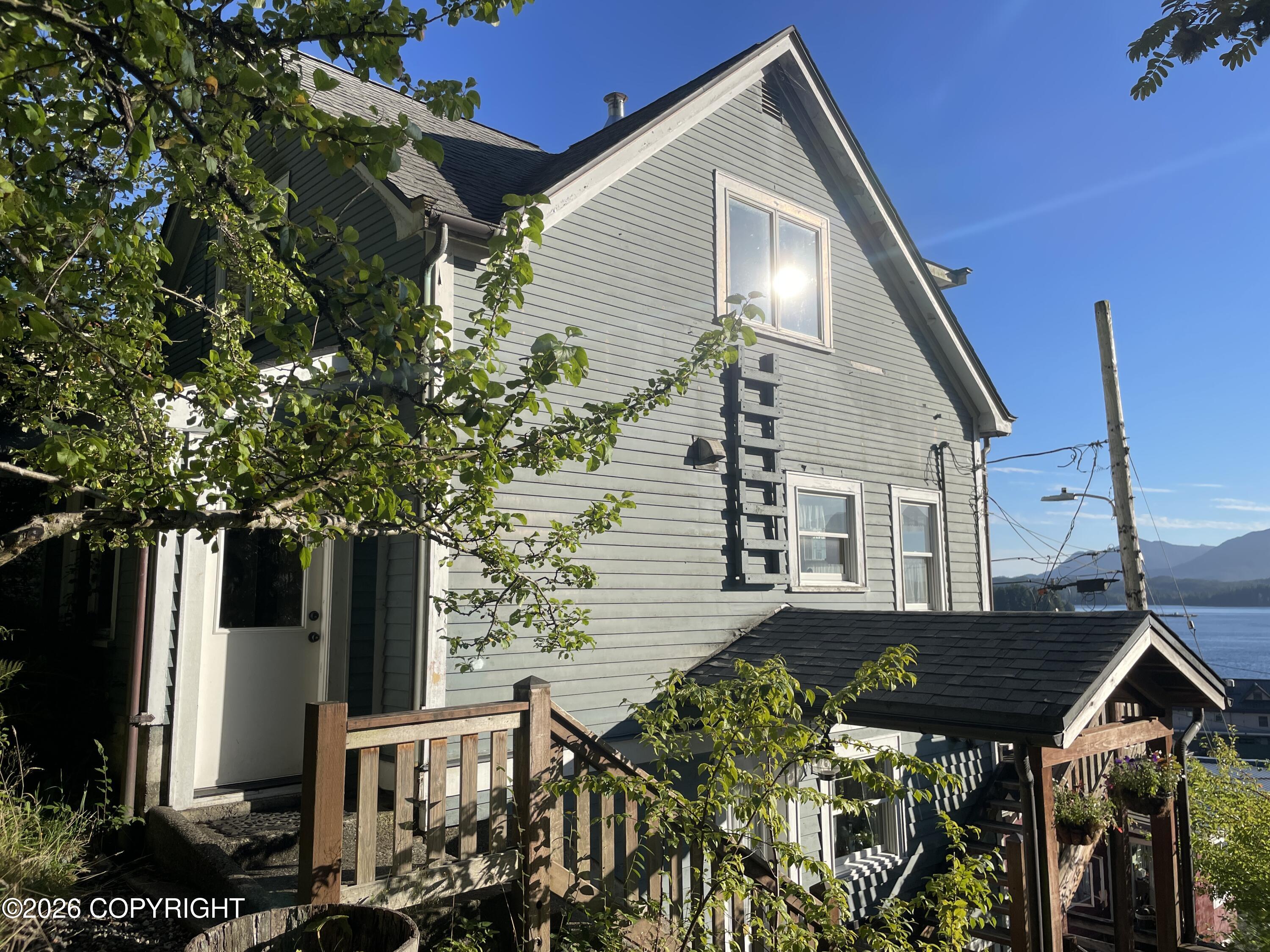 852 Harding Street Upper Property Photo 1