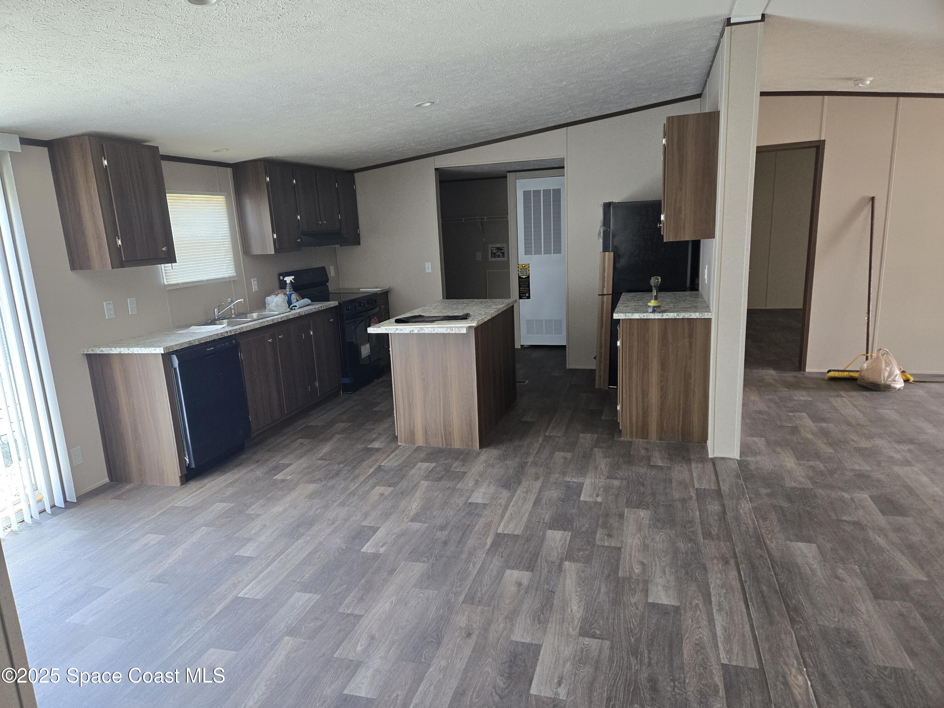 2534 Amberly Road Ne Property Photo 2